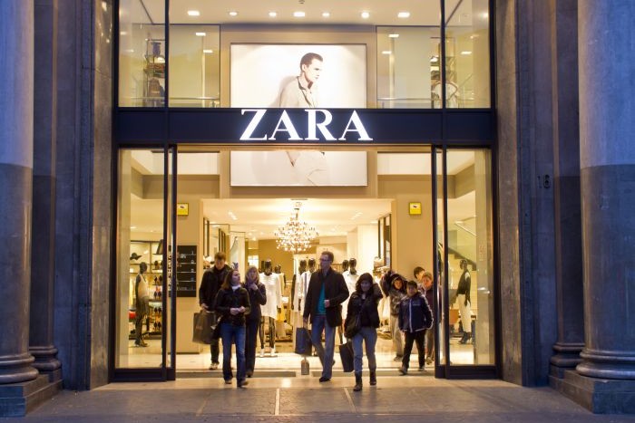 Zara-shop-Passeig-de-Gracia-Barcelona-700x467.jpg